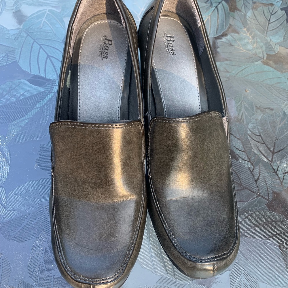 Bass 7 1/2 medium grey leather shoe with a 2 1/2” heel.